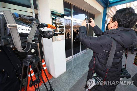 韩国记者在青瓦台特別监察班办公室外拍照（韩联社）