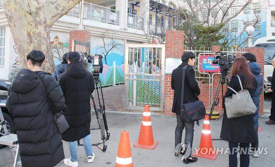 韩国记者在特别监察班办公地附近等待（韩联社）