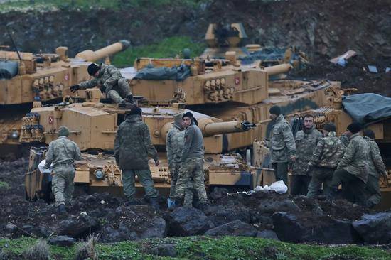土耳其士兵准备投入战斗，对叙利亚北部库尔德人控制的地区发动军事进攻。（美联社）