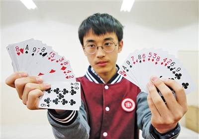 张韧孜给记者展示“快速扑克”结果，他凭记忆排列的扑克牌顺序与用来测试的扑克牌顺序完全一致。重庆晨报图