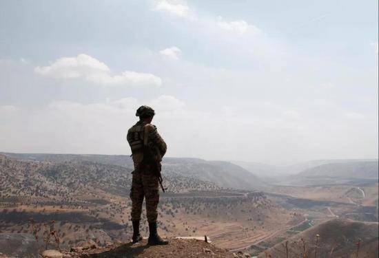 8月8日，在叙利亚南部耶尔穆克谷地地区，叙政府军士兵在叙利亚、约旦和以色列占领的戈兰高地交会处警戒。（新华社记者汪健摄）