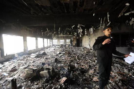 这是5月2日在利比亚首都的黎波里拍摄的遭到自杀式袭击的利比亚最高选举委员会驻地大楼内景。（新华社发哈姆扎·图尔基亚摄）