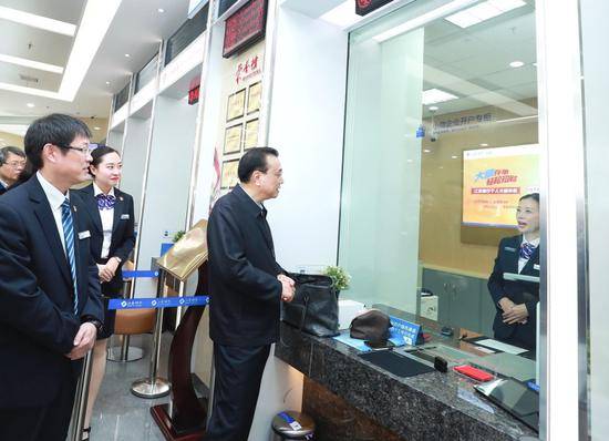 图为11月29日，李克强总理在江苏南通考察江苏银行南通崇川支行。
