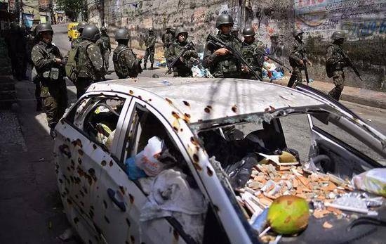 ▲巴西军队在Jacarezinho贫民窟巡逻图据AFPviaGettyImage