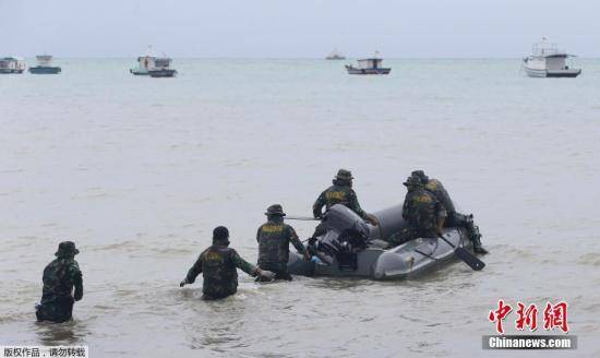 印尼海军已派出船只搜寻遇难者遗体和幸存者。当天在海上和一个小岛上发现了几具遇难者遗体。