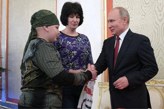 普京与10岁小男孩握手（图：俄罗斯卫星通讯社）