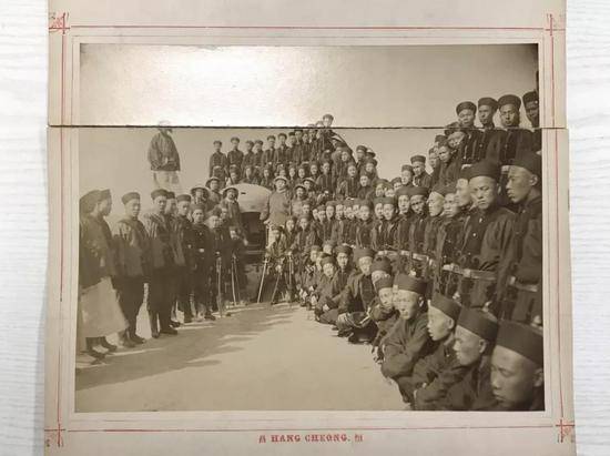 图为在德国联邦档案馆内翻拍的老照片。照片上清军士兵着海军军服。（新华社记者张远摄）
