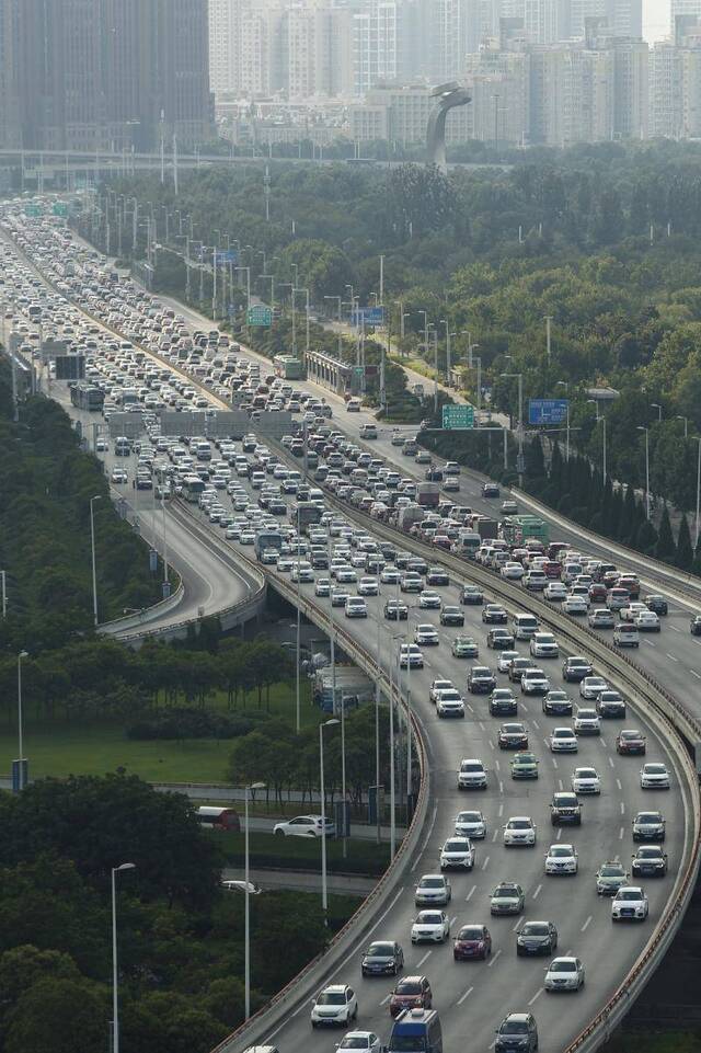 郑州市中州大道上的车流。新京报记者从交通管理部门获悉，目前，郑州市的机动车保有量已突破400万辆。新京报记者段睿超摄