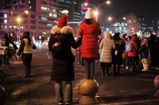 周末傍晚的海淀黄庄路口，“黄庄妈妈”带着孩子，穿梭在各式补习班。（《中国经济周刊》首席摄影记者肖翊|摄）