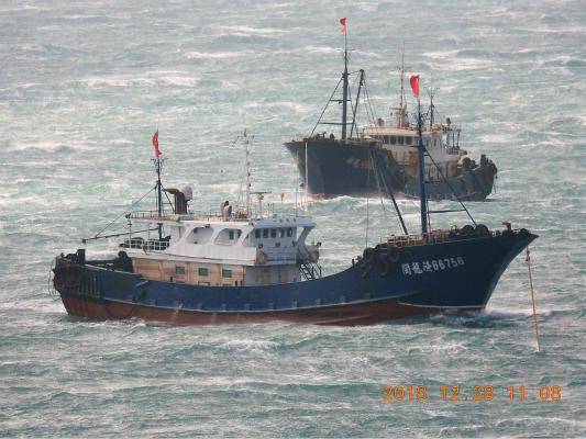图为驶入澎湖海域的大陆渔船。（图：今日新闻）