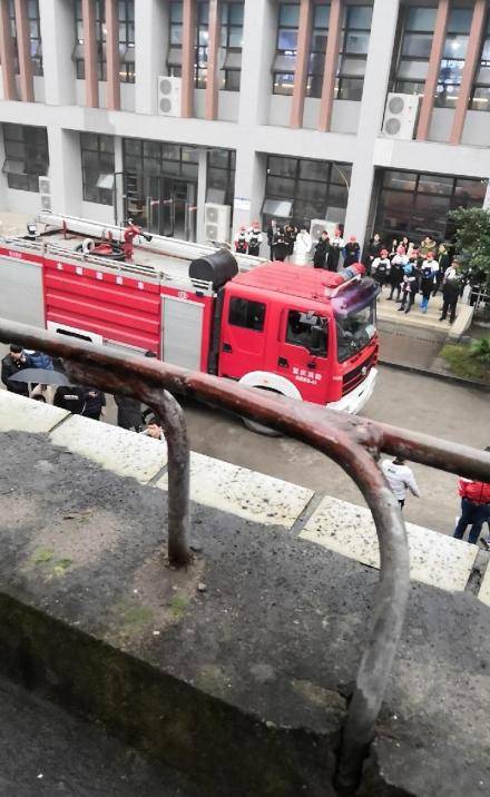 图为消防车到达宿舍楼下。@重庆高校供图