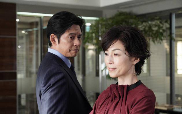 《东京爱情故事》时隔28年后，铃木保奈美与织田裕二再度共演《金装律师》。