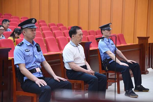 5月30日上午，曹明强在一审庭审现场。资料图