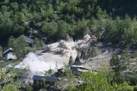 5月24日，朝鲜宣布正式废弃丰溪里核试验场。这是当日核试验场内地面建筑爆破的场景。新华社记者程大雨摄