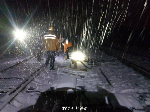 湖南地区雨雪凝冻，12月30日广州南部分列车停运。@广州日报图