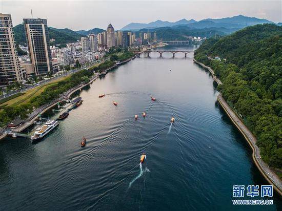 2018年7月23日，游客乘船在新安江浙江建德段江面上游玩（无人机拍摄）。新华社记者徐昱摄