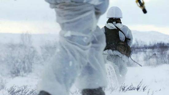 ▲英国士兵在挪威雪地户外训练。图据《每日邮报》