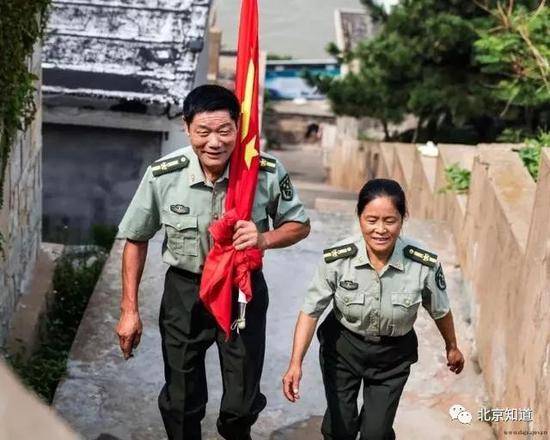 王继才夫妇在开山岛。图片来自网络