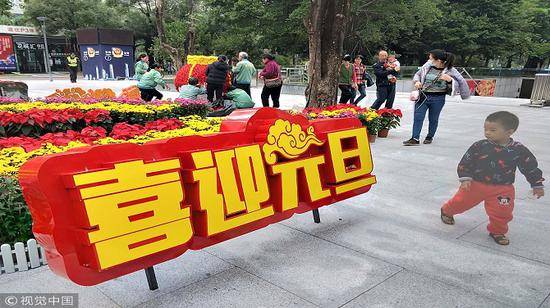 ▲广州市，园艺工人在花城广场布置鲜花迎接2019年新年元旦的到来。图片来源/视觉中国