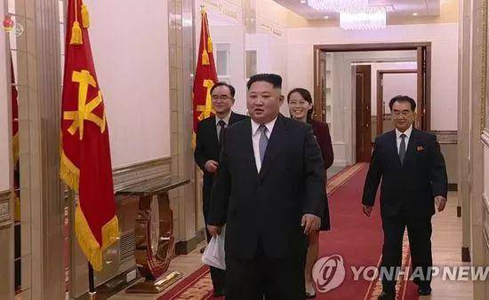 金正恩步入劳动党中央委员会大楼（韩联社）