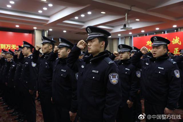 图为新疆公安警卫部队转改官兵集体换装、入警宣誓仪式现场