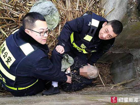 △民警施救被困老人