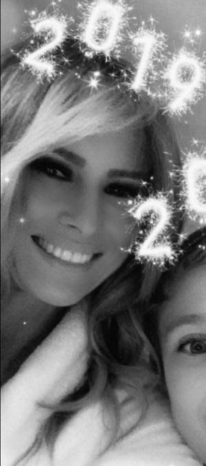 梅拉尼娅在社交媒体上发布自拍照，并配文“2019新年快乐”。（推特截图）