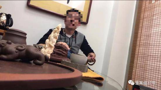 2018年9月27日，北京市顺义区一现代象牙加工户程军（化名）向新京报记者展示其即将雕刻完工的象牙摆件。新京报记者王嘉宁摄