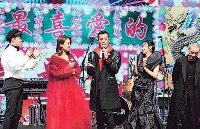 古天乐（中）在众歌手陪伴下开金口献唱《男朋友》。左起：张敬轩、容祖儿、谢安琪与麦浚龙。