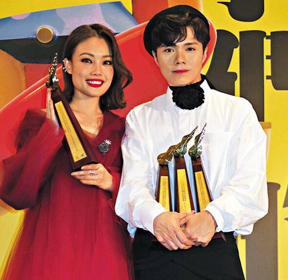 张敬轩（右）在三个音乐颁奖礼，总共取得九个奖项，暂时独领风骚。