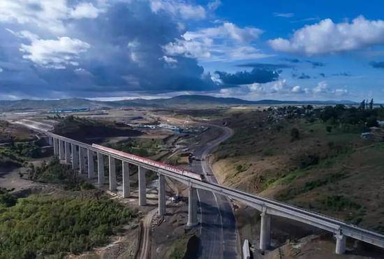 2017年5月12日，列车从肯尼亚蒙内铁路沿线的马泽拉斯铁路大桥上驶过。新华社记者陈诚摄