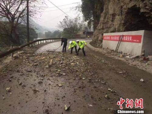 清理地震后的落石。珙县宣传部供图