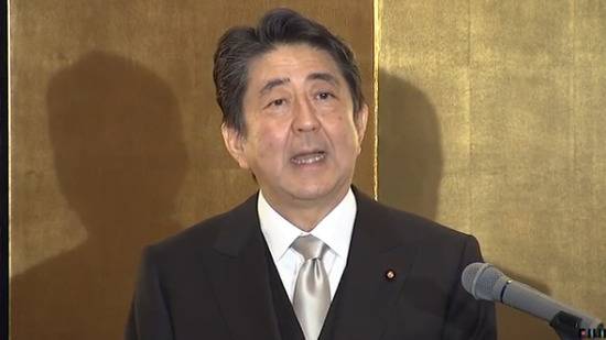 安倍晋三在记者会上（富士电视台）