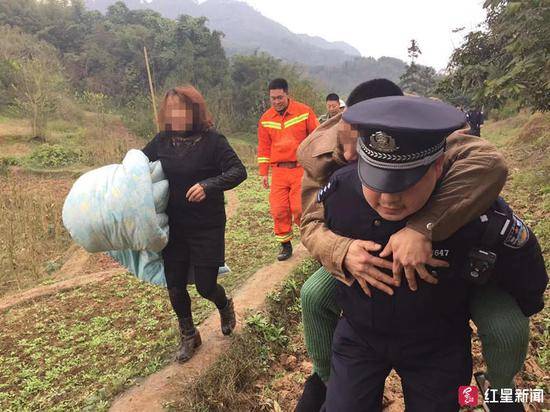 ↑民警将该男子背到救护车上