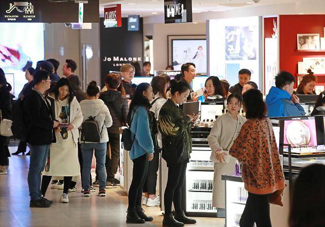 2018年11月1日韩国现代百货免税店开业当天店内场景。图韩国《亚洲日报》