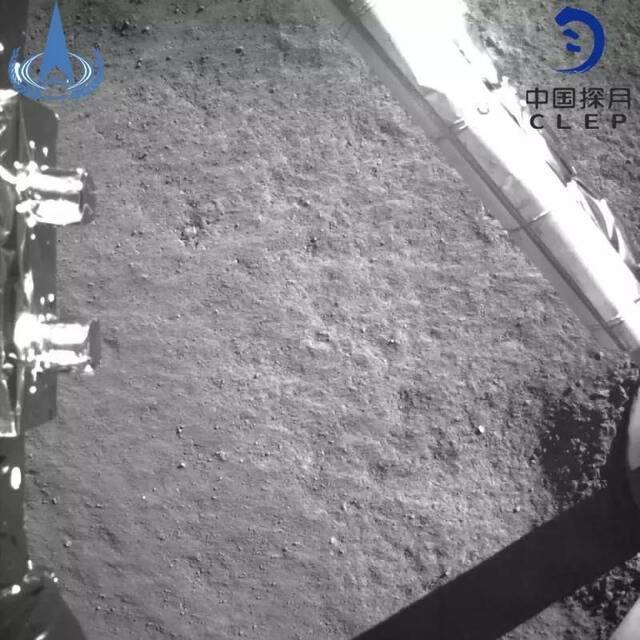 此图片为嫦娥四号探测器月球背面软着陆后降落相机拍摄的图像