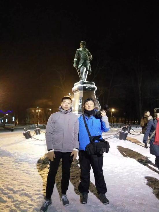 朱川（左）和赵文勇（右）两位济南好汉在圣彼得堡合影。