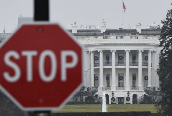 这是2018年12月28日在美国首都华盛顿拍摄的白宫。新华社记者刘杰摄