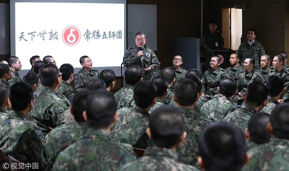 （文在寅视察钥匙部队新兵营图丨视觉中国）