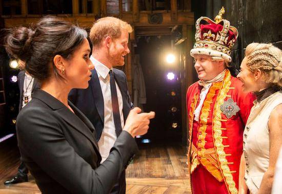 去年梅根和哈里王子观看慈善演出。（《镜报》）