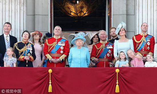 此前的英国王室活动上，女王和梅根同框。（视觉中国）