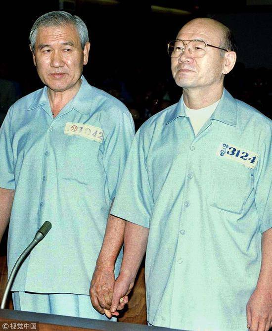 20多年前，全斗焕（右）和另一位前总统卢泰愚并肩受审。（视觉中国）
