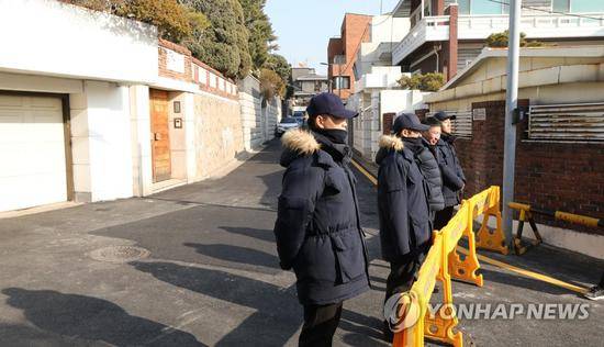 7日，警方人员在全斗焕住宅附近管制交通。（韩联社）