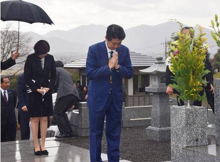 安倍6日在山口县长门市祭拜亡父图片来源：时事通信社