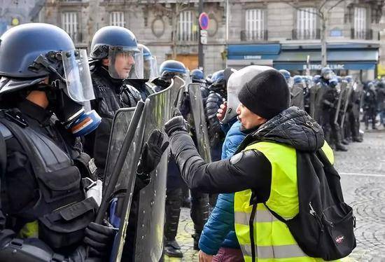 2018年12月8日，“黄马甲”示威者在法国巴黎与警方对峙。新华社记者陈益宸摄