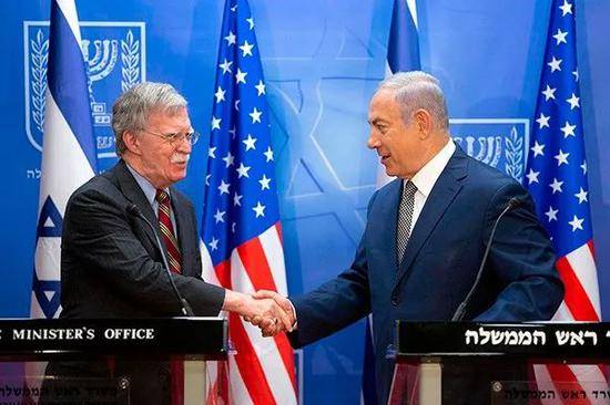 当地时间2019年1月6日，耶路撒冷，以色列总理内塔尼亚胡与美国国家安全事务助理博尔顿（左）会晤