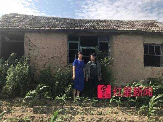 ▲去年6月22日，刘忠林与律师在他老家的房子前合影受访者供图