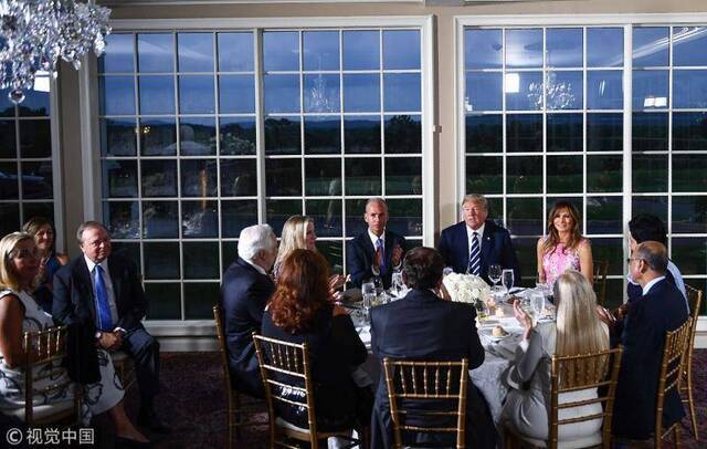 美总统特朗普在私人俱乐部宴请商界领袖图自视觉中国