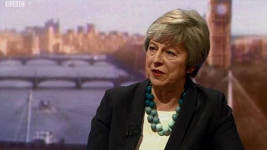 特蕾莎·梅在BBC节目上否认了有关她将再次推迟英国退欧投票的报道。（每日邮报）