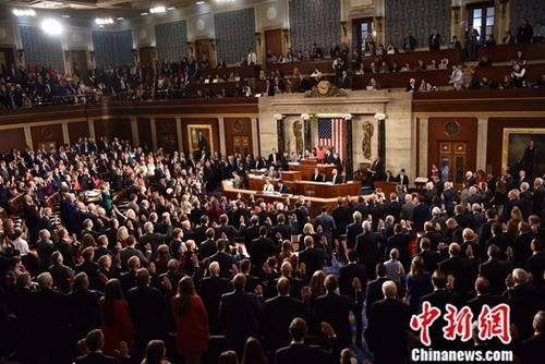 当地时间1月3日，新一届美国国会在首都华盛顿开幕，来自加利福尼亚州的民主党籍联邦众议员南希佩洛西当选国会众议院议长。图为当选议员集体宣誓就职。中新社记者沙晗汀摄